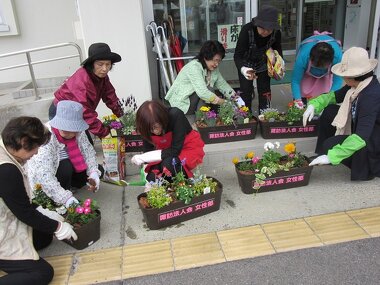税務署へ花の寄せ植え寄贈